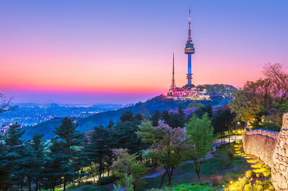 Tháp N Seoul, Seoul, Hàn Quốc: Thường được gọi là tháp Namsan, tháp N Seoul nằm trên đỉnh núi Namsan được xây dựng vào năm 1969. Đây là tháp sóng vô tuyến tổng hợp đầu tiên của Hàn Quốc. Cao 236,7 m từ chân đế, tháp N Seoul là điểm cao nhất ở Seoul. Công trình thu hút hàng triệu du khách mỗi năm đến ngắm nhìn quang cảnh thành phố. 