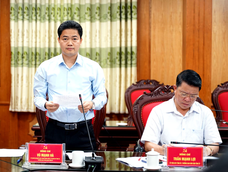 Trưởng ban Tuyên giáo Tỉnh ủy Vũ Mạnh Hà thảo luận tại cuộc họp.
