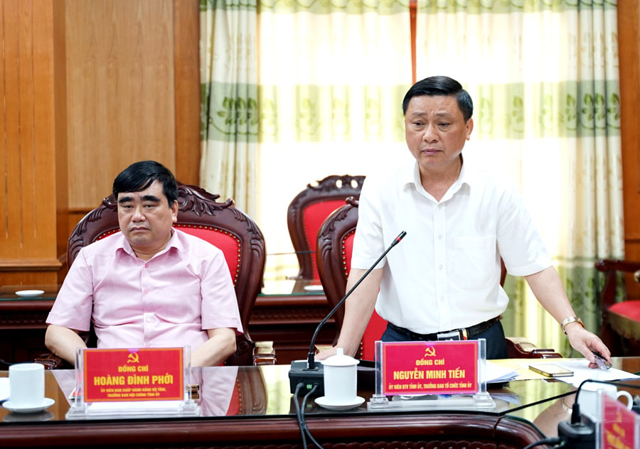 Trưởng ban Tổ chức Tỉnh ủy Nguyễn Minh Tiến thảo luận tại cuộc họp.
