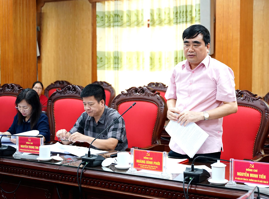 Trưởng ban Nội chính Tỉnh ủy Hoàng Đình Phới thảo luận tại cuộc họp.
