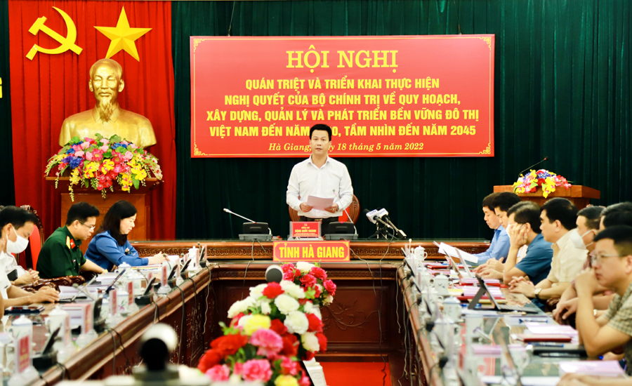 Bí thư Tỉnh ủy Đặng Quốc Khánh phát biểu tham luận tại hội nghị