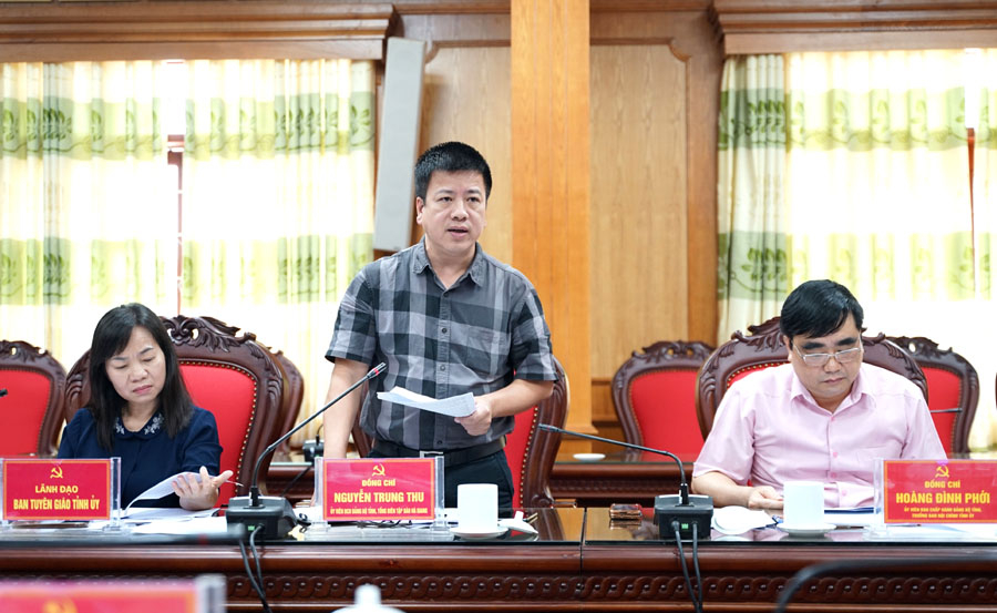 Tổng biên tập Báo Hà Giang Nguyễn Trung Thu thảo luận tại cuộc họp.
