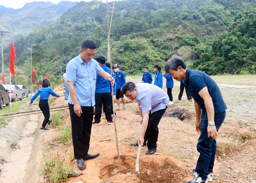 Các đại biểu cùng nhân dân thôn Nặm Ngặt trồng 500 cây Phong linh
