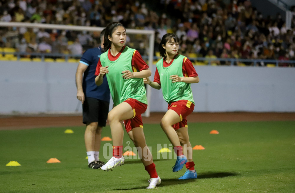 Khởi động bên ngoài đường pitch để sẵn sàng các phương án thay đổi người khi đội nhà bị dẫn trước, các cầu thủ trẻ của ĐT Việt Nam vẫn hướng mắt theo dõi và động viên các đàn chị đang chiến đấu ở trong sân.