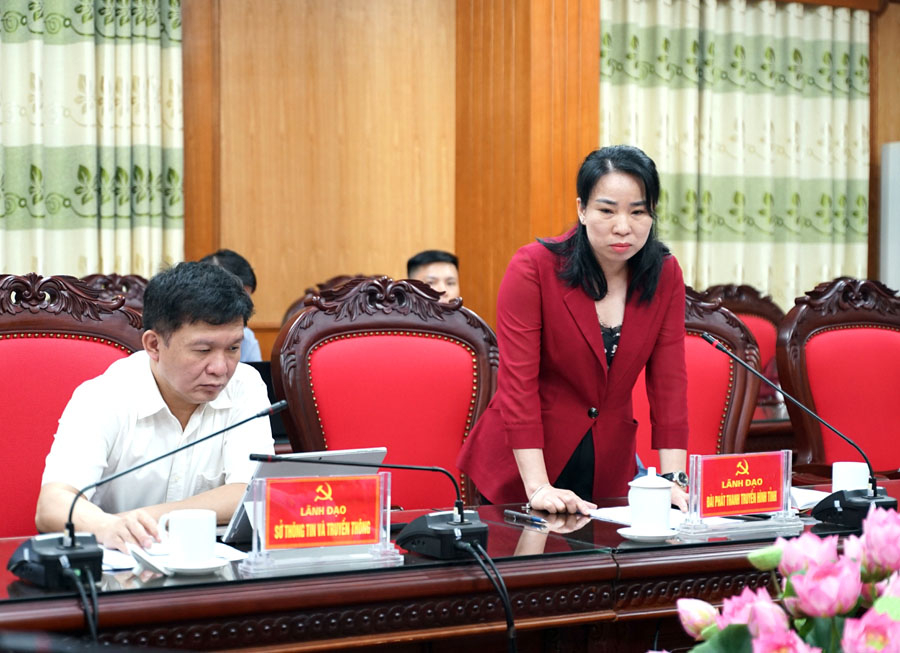 Giám đốc Đài PT&TH tỉnh Hoàng Thị Hằng thảo luận tại cuộc họp

