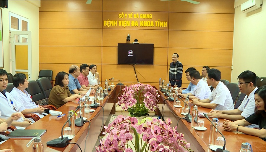 Phó Chủ tịch UBND tỉnh Trần Đức Quý phát biểu tại buổi trao Bằng khen.
