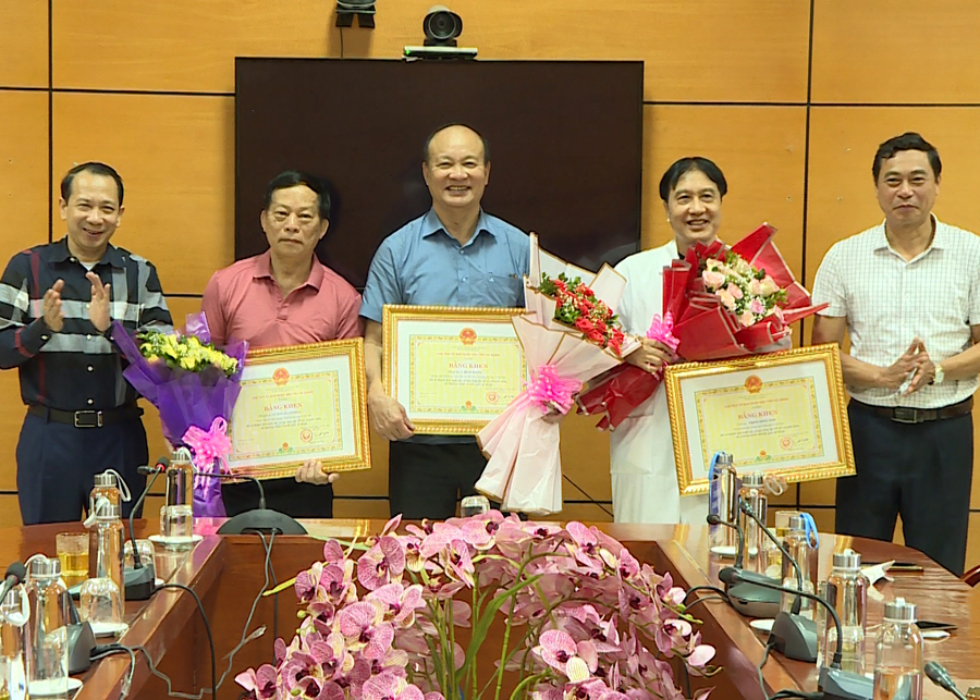 Phó Chủ tịch UBND tỉnh Trần Đức Quý trao Bằng khen của Chủ tịch UBND tỉnh cho các Giáo sư, Tiến sỹ.

