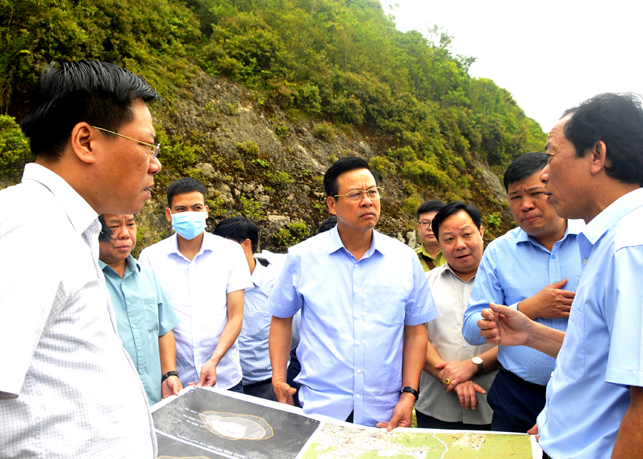 Chủ tịch UBND tỉnh Nguyễn Văn Sơn kiểm tra bản đồ khu vực Chiêu Lầu Thi.