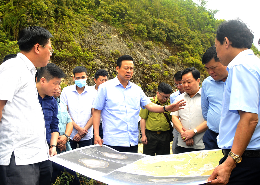 Chủ tịch UBND tỉnh Nguyễn Văn Sơn kiểm tra bản đồ quy hoạch 3 loại rừng thuộc khu vực Chiêu Lầu Thi.