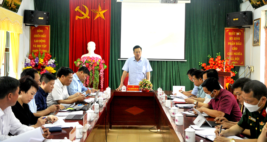 Chủ tịch UBND tỉnh Nguyễn Văn Sơn phát biểu tại buổi làm việc với lãnh đạo các sở, ngành và địa phương liên quan đến thu hút đầu tư thuộc khu vực Chiêu Lầu Thi.