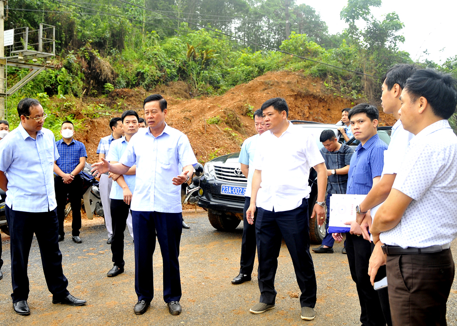 Chủ tịch UBND tỉnh Nguyễn Văn Sơn kiểm tra đoạn đầu tuyến tiểu dự án 2, đoạn từ thành phố Hà Giang đi xã Phú Linh.
