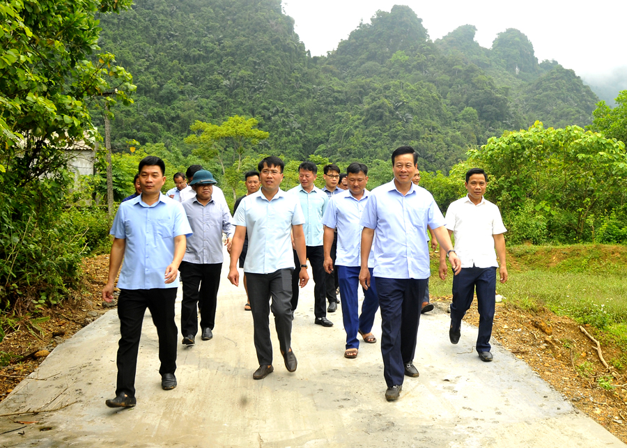 Chủ tịch UBND tỉnh Nguyễn Văn Sơn và lãnh đạo các sở, ngành kiểm tra tuyến đường bê-tông do nhân dân thôn Xuân Phong, xã Linh Hồ xây dựng.
