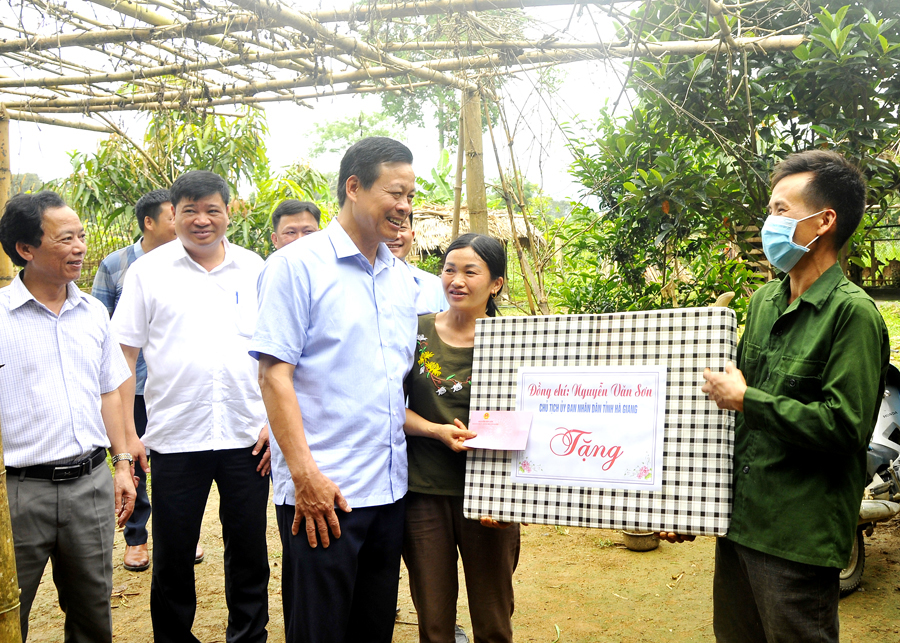 Chủ tịch UBND tỉnh Nguyễn Văn Sơn tặng quà động viên gia đình anh Lý Văn Thu, thôn Nà Trà, xã Linh Hồ.
