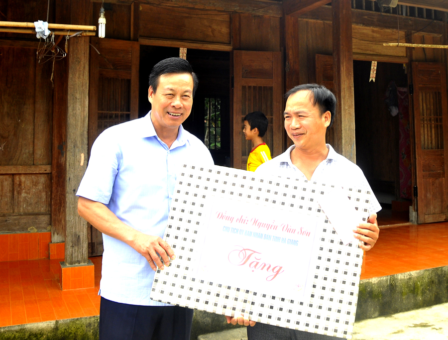 Chủ tịch UBND tỉnh Nguyễn Văn Sơn tặng quà động viên gia đình anh Phan Văn Phong, thôn Nà Lách, xã Linh Hồ.
