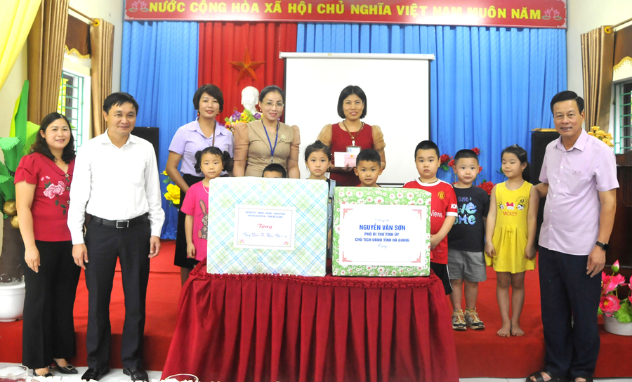 Chủ tịch UBND tỉnh Nguyễn Văn Sơn tặng quà cô, trò Trường Mầm non Thanh Thủy.
