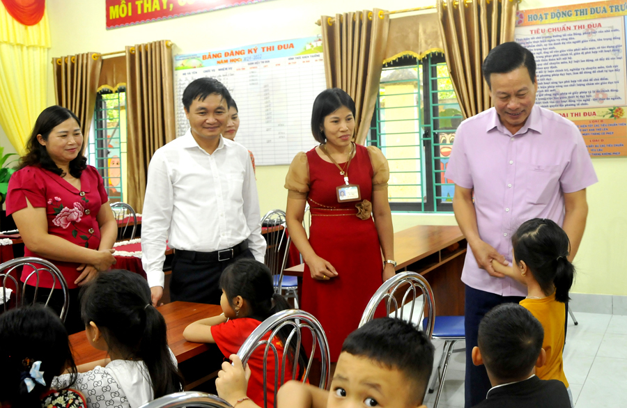Chủ tịch UBND tỉnh Nguyễn Văn Sơn trò chuyện, hỏi han các cháu học sinh Trường Mầm non Thanh Thủy.