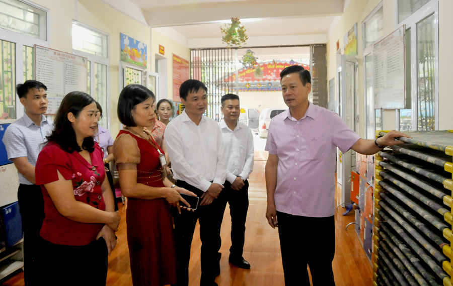 Chủ tịch UBND tỉnh Nguyễn Văn Sơn kiểm tra cơ sở vật chất Trường Mầm non Thanh Thủy.
