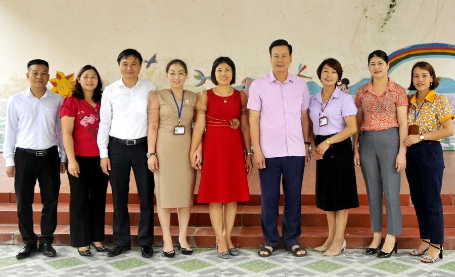 Chủ tịch UBND tỉnh Nguyễn Văn Sơn chụp ảnh lưu niệm cùng cán bộ, giáo viên Trường Mầm non Thanh Thủy.
