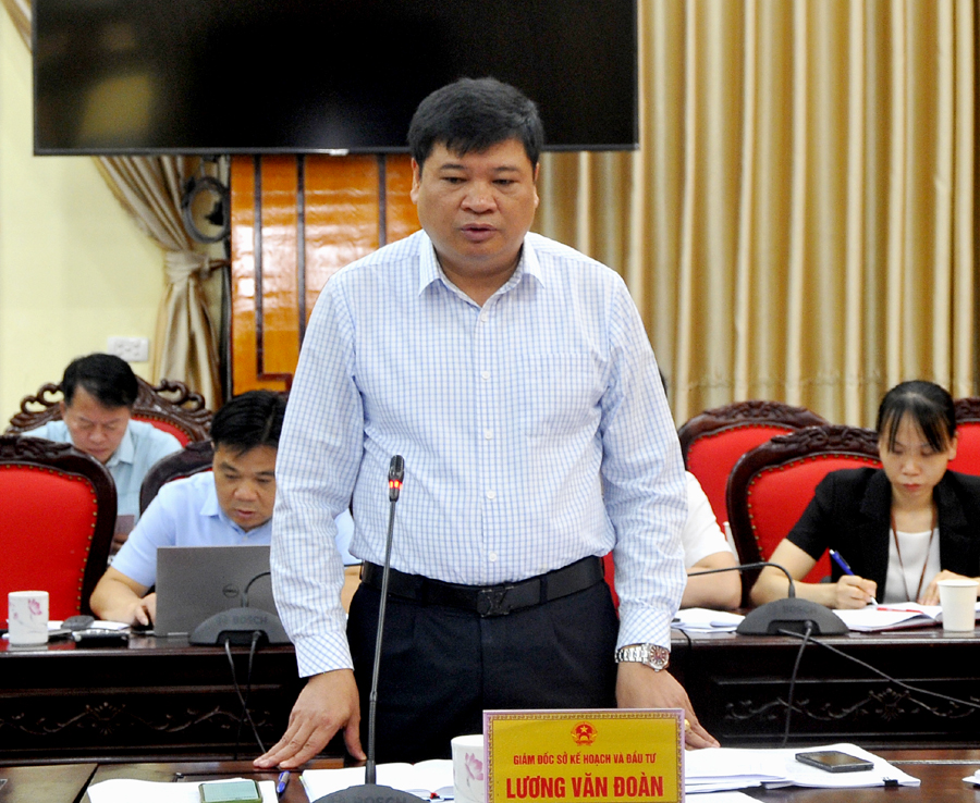 Giám đốc Sở Kế hoạch và Đầu tư Lương Văn Đoàn báo cáo tình hình thực hiện công tác quy hoạch tỉnh.