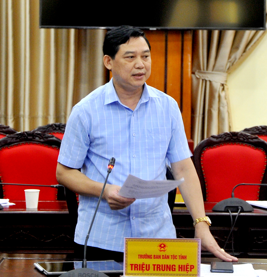 Trưởng Ban Dân tộc tỉnh Triệu Trung Hiệp báo cáo tình hình triển khai thực hiện các chương trình mục tiêu quốc gia.