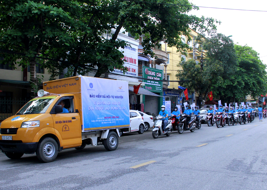 BHXH tỉnh và Bưu điện tỉnh diễu hành trên các tuyến đường truyền thông, vận động người dân tham gia BHXH tự nguyện và BHYT hộ gia đình.