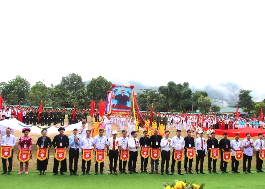 Chủ nhiệm UBKT Tỉnh ủy Trần Quang Minh và Ban tổ chức Đại hội trao Cờ lưu niệm cho các đoàn VĐV.
