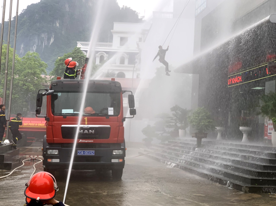 Lực lượng Cảnh sát PCCC và CNCH diễn tập chữa cháy và cứu hộ, cứu nạn tại tòa nhà Viettel (thành phố Hà Giang)