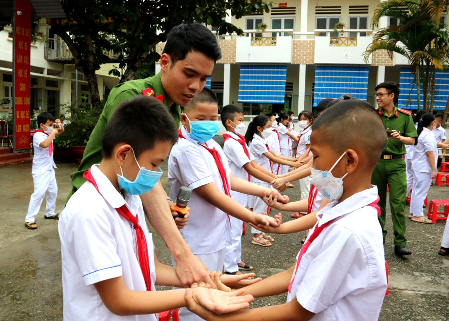 Học sinh Trường Tiểu học Nguyễn Huệ, thành phố Hà Giang thực hành cách thoát hiểm
