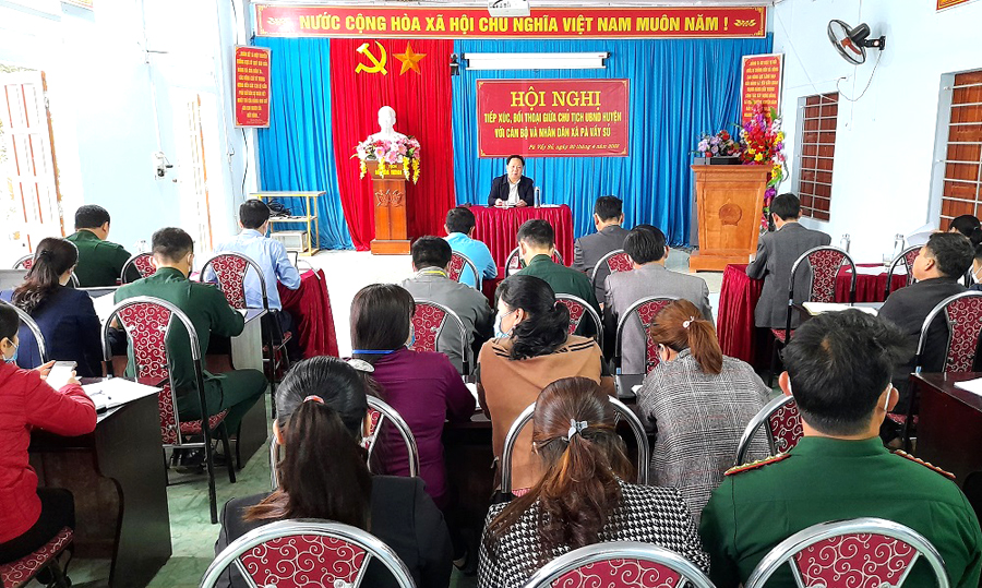 Lãnh đạo huyện Xín Mần đối thoại trực tiếp với nhân dân xã Pà Vầy Sủ.