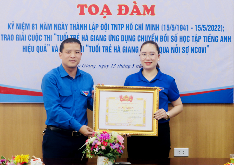 Lãnh đạo Tỉnh đoàn trao Bằng khen của T.Ư Đoàn TNCS Hồ Chí Minh cho đơn vị huyện Mèo Vạc