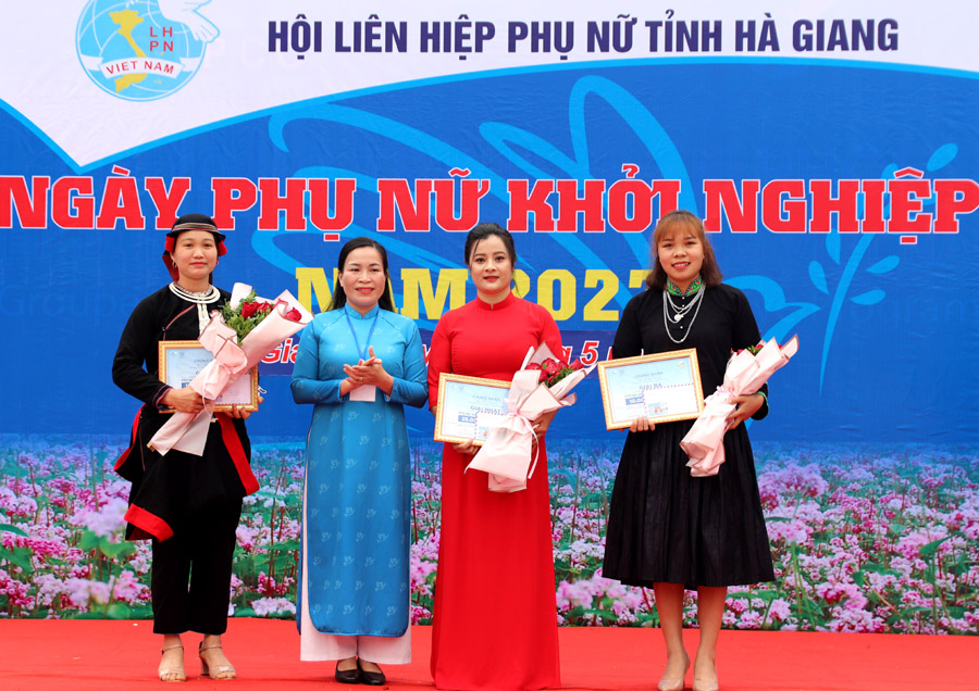 Chủ tịch Hội LHPN tỉnh Chu Thị Ngọc Diệp trao phần thưởng cho các hội viên giành giải tại cuộc thi “Dự án phụ nữ Việt tự tin làm kinh tế”.
