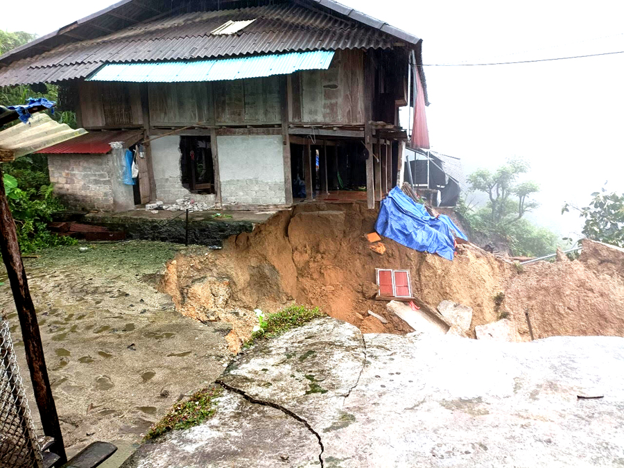 Một số ngôi nhà trên địa bàn xã Cao Bồ có nguy cơ sạt lở cao. (Ảnh: CTV)
