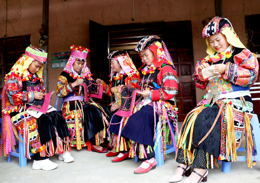 Người dân thôn Lô Lô Chải, xã Lũng Cú (Đồng Văn) giữ gìn nghề thêu truyền thống.