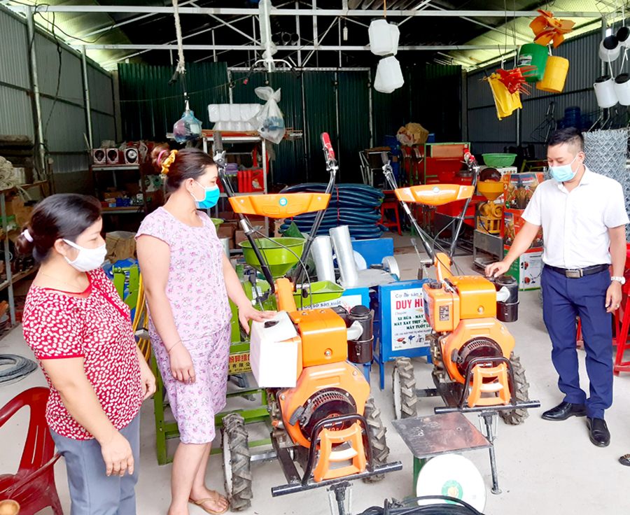 Máy móc nông nghiệp do Việt Nam sản xuất được bán tại cửa hàng của chị Đặng Thị Hương, thôn Giang Nam, xã Thanh Thủy (Vị Xuyên).   