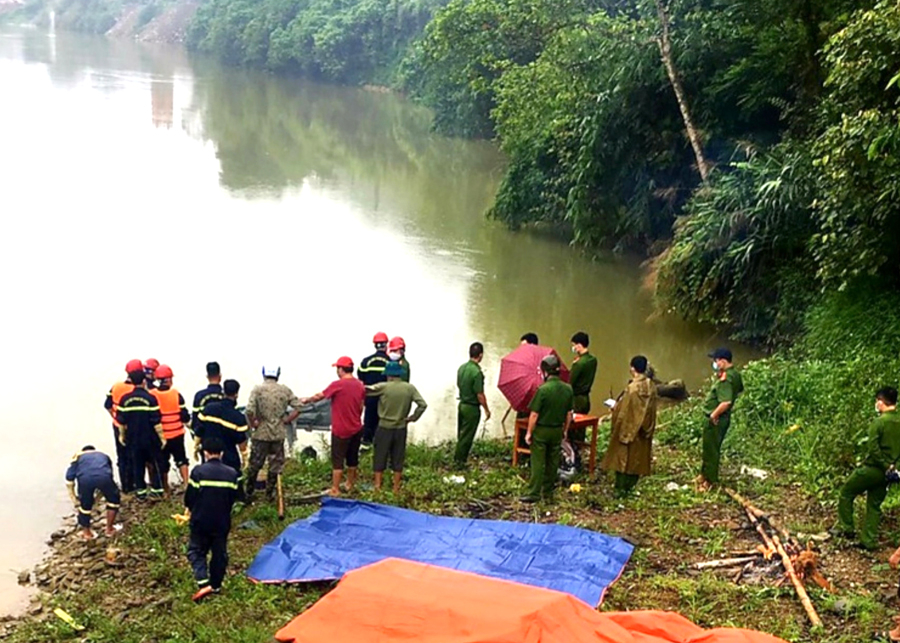 Cán bộ, chiến sỹ Phòng Cảnh sát PCCC và CHCN tìm kiếm nạn nhân bị đuối nước.