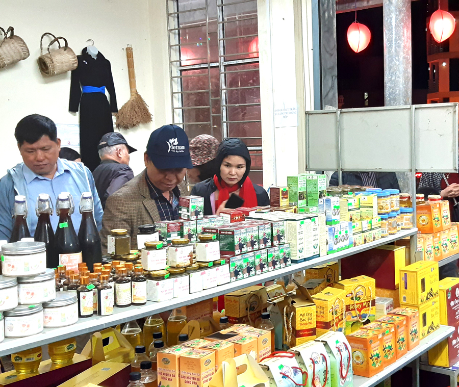 Du khách tìm mua các sản phẩm do Việt Nam sản xuất khi tham quan thị trấn Đồng Văn, huyện Đồng Văn. 				Ảnh: ĐỨC NINH