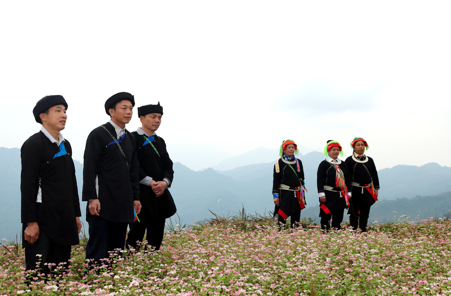 Hát giao duyên - nét đẹp văn hóa của người Dao áo dài thôn Cao Bành, xã Phương Thiện.
