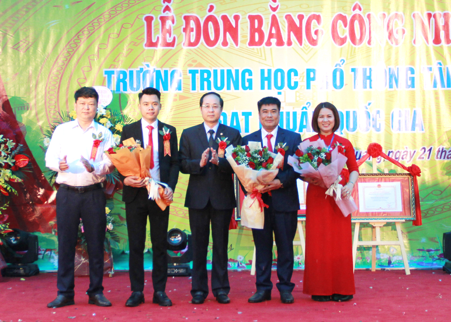 Lãnh đạo huyện Bắc Quang tặng hoa, quà chức mừng Trường THPT Tân Quang.
