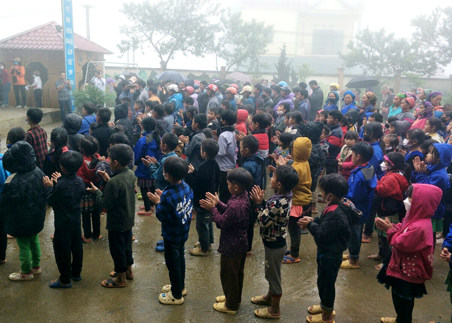 Các em học sinh trường tiểu học Nàn Ma, huyện Xín Mần đến nhận quà đoàn từ thiện
