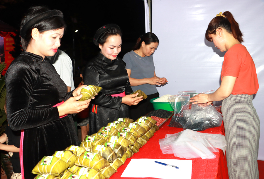 Người dân, du khách tham quan các gian hàng giới thiệu sản phẩm nông sản tiêu biểu của 3 xã trên địa bàn thành phố Hà Giang.