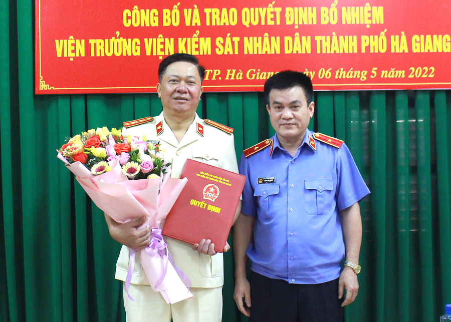 Lãnh đạo Viện Kiểm sát Nhân dân tỉnh trao quyết định và tặng hoa chúc mừng đồng chí Nguyễn Ngọc Chiến giữ chức vụ Viện trưởng Viện Kiểm sát Nhân dân thành phố.
