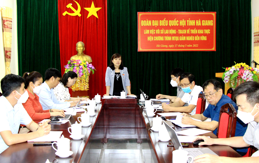Đồng chí Lý Thị Lan, Phó Trưởng đoàn ĐBQH chuyên trách khóa XV tỉnh phát biểu tại buổi làm việc.
