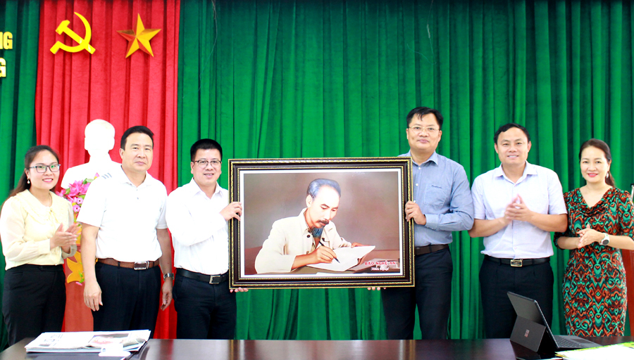 Báo Nghệ An tặng bức tranh Bác Hồ cho Báo Hà Giang
