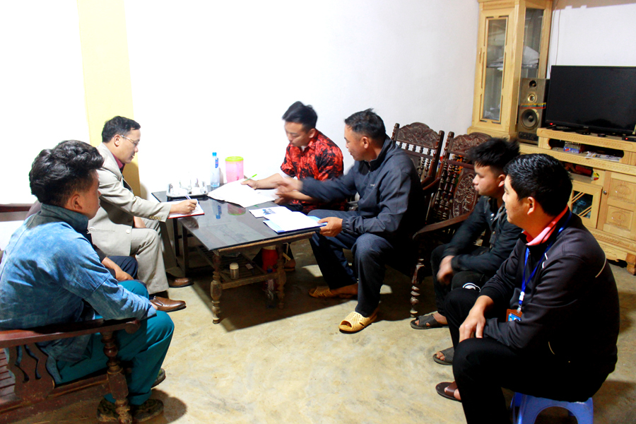 Đảng viên Chi bộ thôn Lùng Lú, thị trấn Đồng Văn (Đồng Văn) tích cực tham gia ý kiến trong các buổi sinh hoạt định kỳ.
