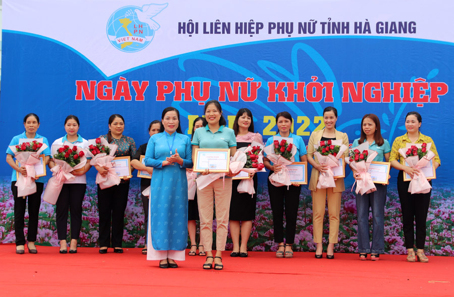 Chủ tịch Hội LHPN tỉnh Chu Thị Ngọc Diệp trao giải Nhất cho Hội LHPN huyện Vị Xuyên.
