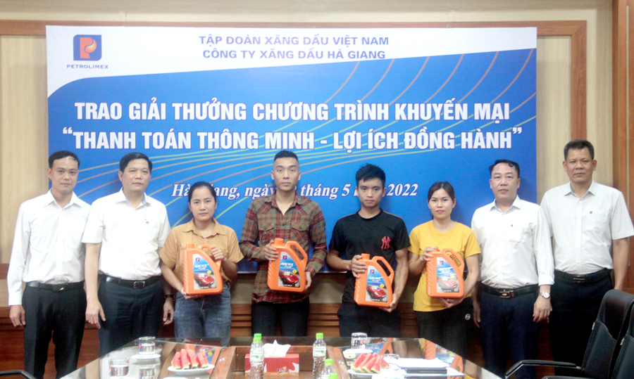 Lãnh đạo Petrolimex Hà Giang trao thưởng cho các khách hàng trúng thưởng tại thành phố Hà Giang.
