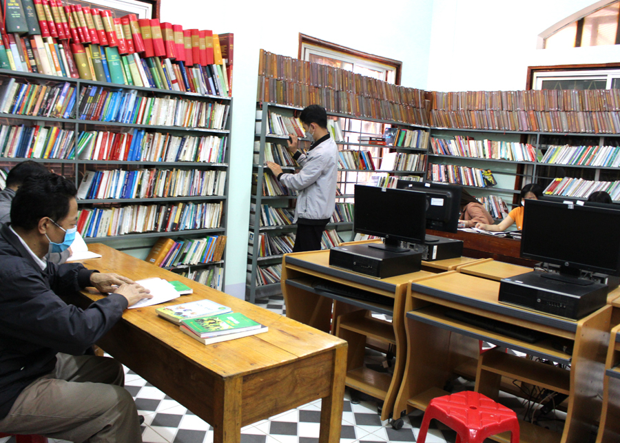 Người dân tìm và mượn tài liệu tại Thư viện huyện Bắc Mê.
