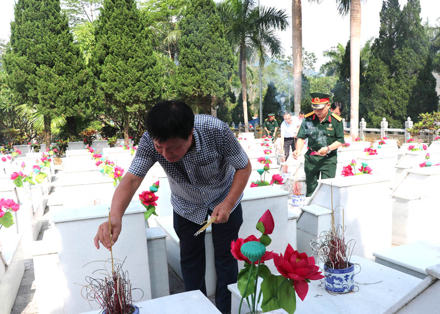 Cựu chiến binh thắp hương phần mộ các liệt sỹ tại Nghĩa trang Liệt sỹ Quốc gia Vị Xuyên