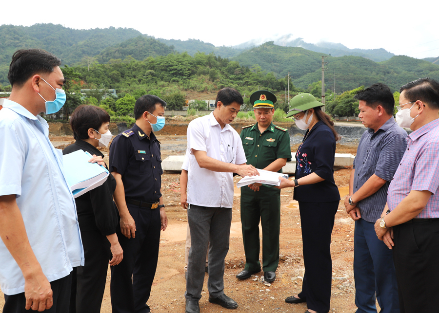 Phó Chủ tịch UBND tỉnh Hà Thị Minh Hạnh kiểm tra thực tế các dự án đầu tư công do BQLKKT tỉnh làm chủ đầu tư.