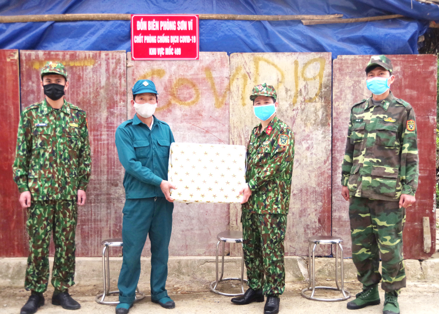Đại tá Lại Tiến Giang, Ủy viên BTV Tỉnh ủy, Chỉ huy trưởng Bộ CHQS tỉnh động viên các lực lượng làm nhiệm vụ chốt chặn trên tuyến biên giới.